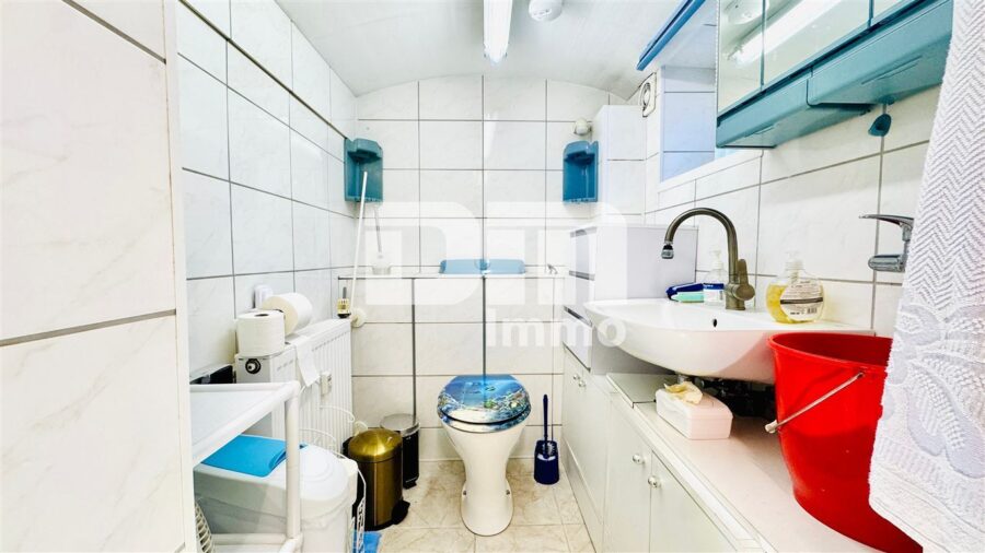 Vollvermietetes Dreifamilienhaus nach WEG geteilt mit Nebegebäude in Traumlage - KG WC